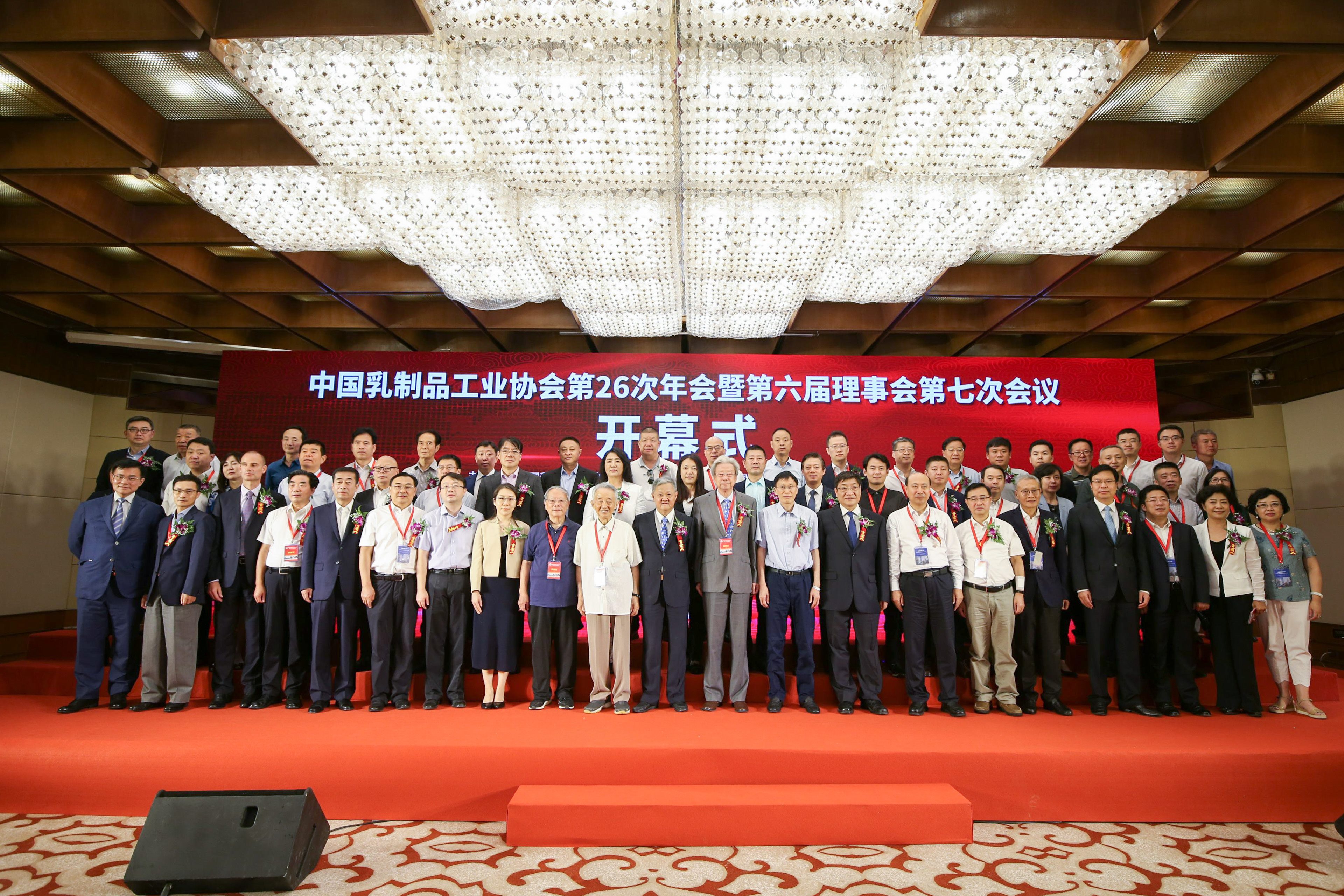 皇氏集团荣获“中国乳业精神模范企业”称号和多项大奖，企业实力再获肯定