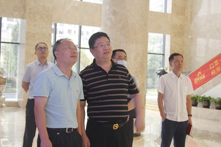 2020年8月12日上午，广西银保监局副局长田代臣率调研组莅临皇氏集团调研指导。