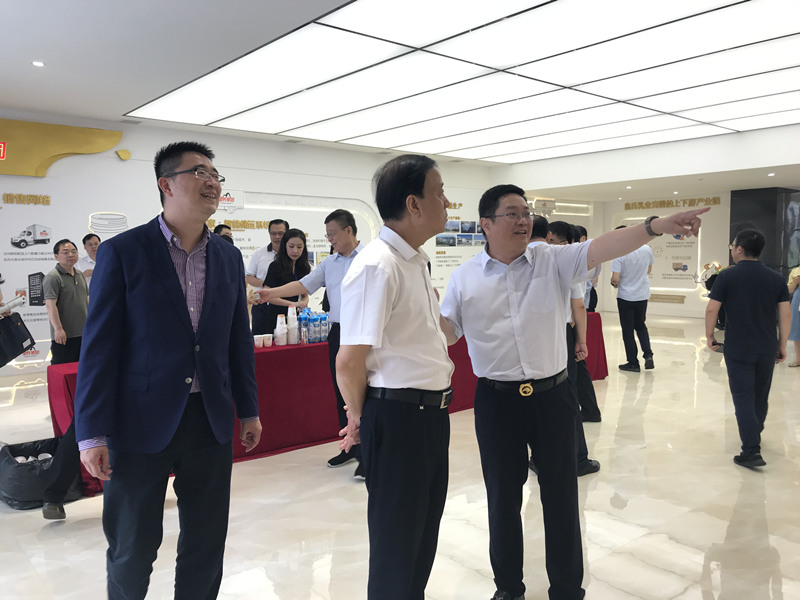 全国人大常委会副委员长、九三学社中央主席武维华莅临皇氏集团参观考察