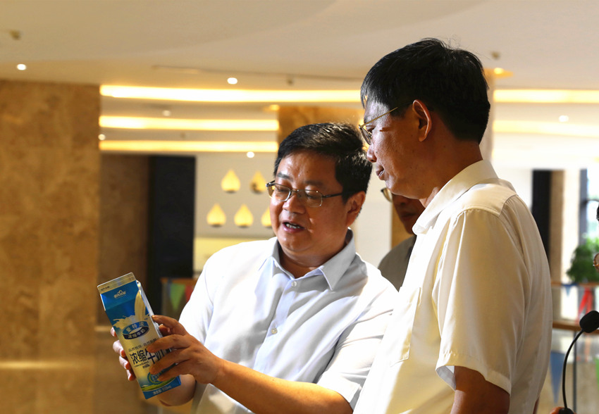 广西壮族自治区人民政府副主席、党组成员费志荣莅临皇氏集团参观调研