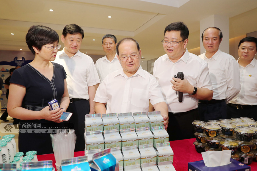 自治区党委书记、自治区人大常委会主任鹿心社率全区年中工作会议代表莅临皇氏集团观摩考察