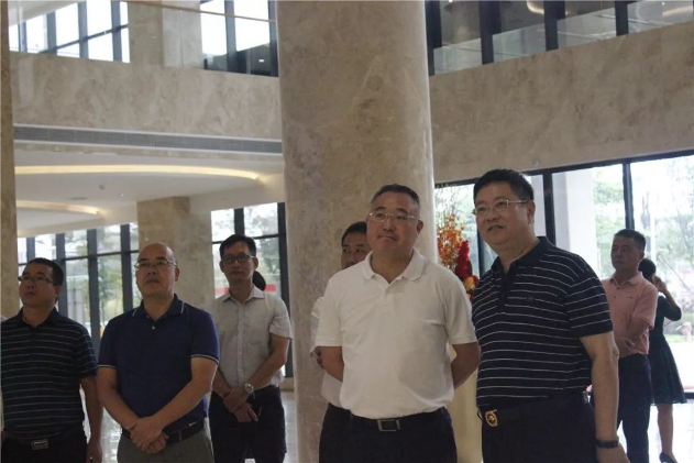 来宾市领导一行莅临皇氏集团参观座谈