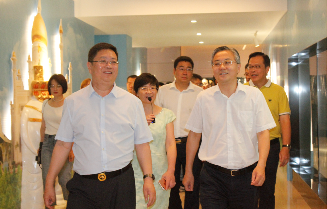 南宁市市长周红波率队莅临皇氏集团参观调研