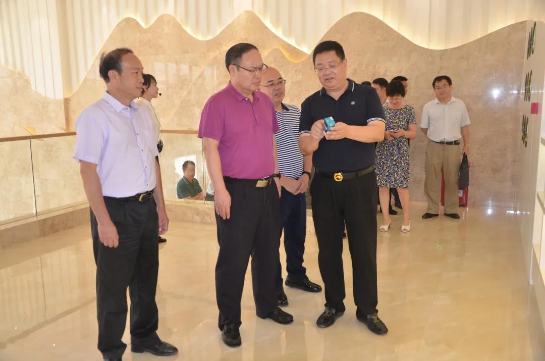 广西科技厅党组书记、厅长曹坤华率调研组莅临皇氏集团开展科技创新支撑奶水牛产业高质量发展调研