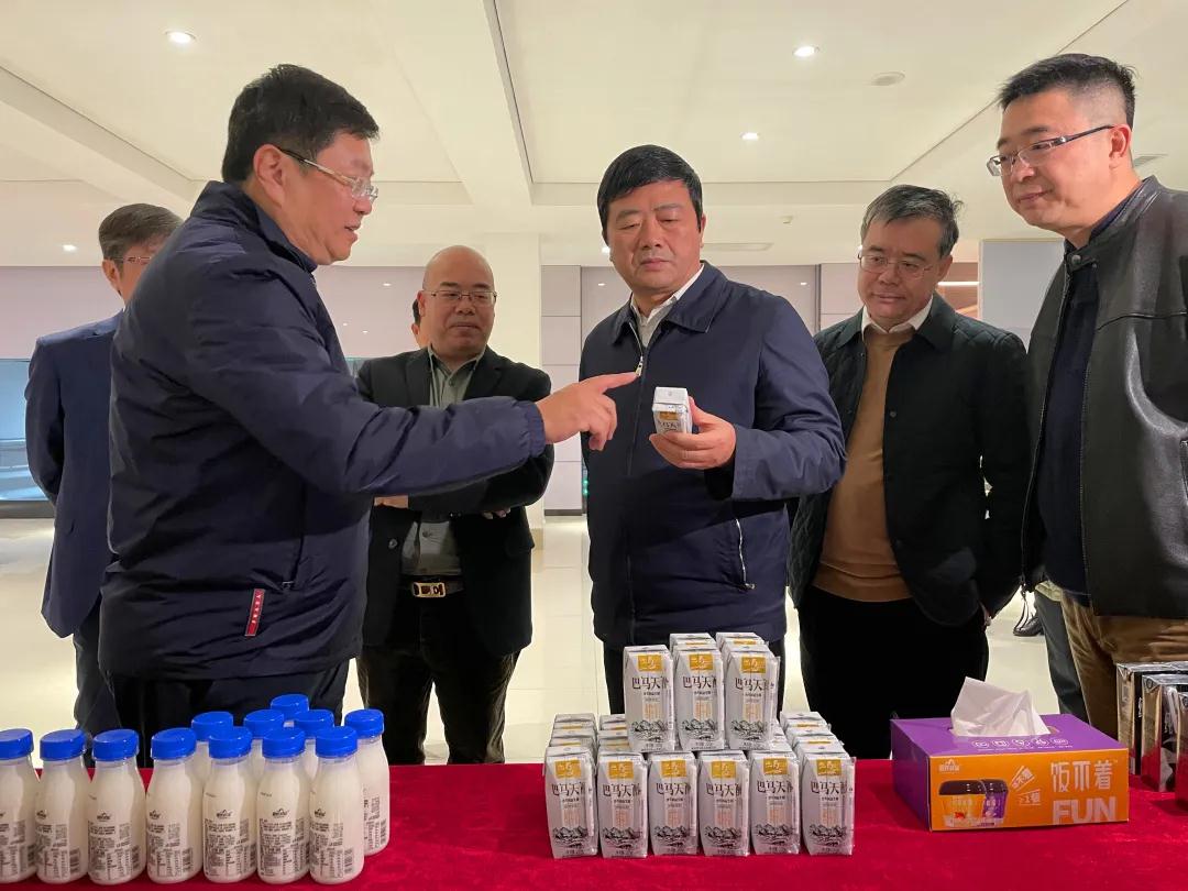 广西壮族自治区副主席、党组成员方春明率调研组一行莅临皇氏集团开展水牛奶产业深入调研