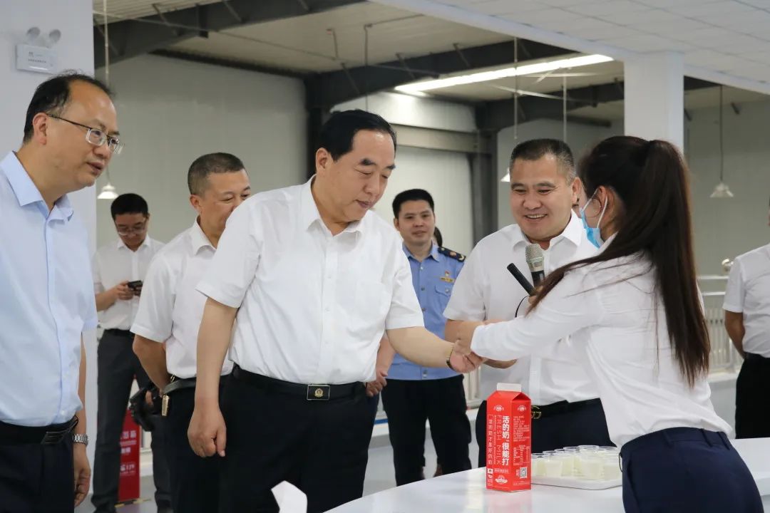 贵州省副省长董家禄一行莅临皇氏集团遵义乳业调研指导
