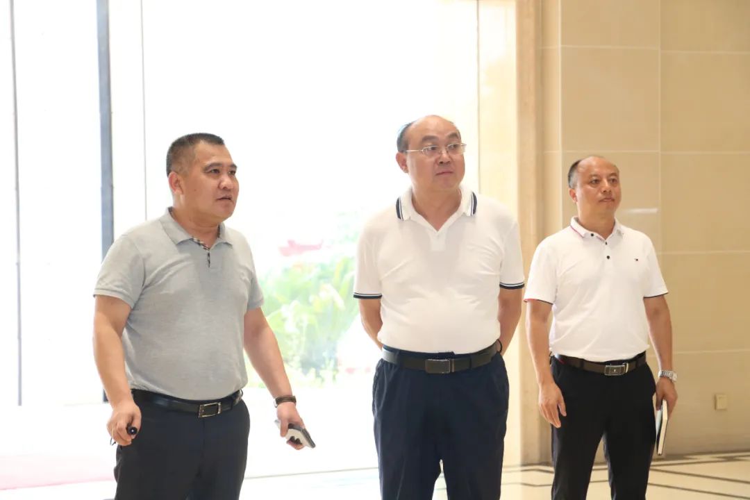遵义市委统战部副部长、市工商联党组书记吴疆莅临皇氏集团遵义乳业调研指导