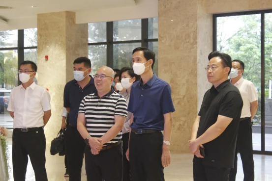 菏泽市委副书记、市长张伦一行领导莅临皇氏集团参观交流